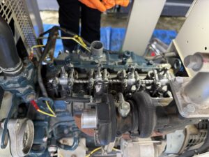 非常用発電機の専門会社 株式会社ロジエイティブ は、発電機・非常用発電機の エンジンがかからない、始動しない、あるいはすぐ止まるといったトラブルに迅速対応する 修理会社 です。これらの不具合の原因は、バッテリーや基板などの電気系統の故障、または燃料供給の不良などエンジン側の問題が多くを占めます。弊社は長年の経験と専門知識を活かし、正確な原因診断と適切な修理を行い、大切な非常用発電機を確実に復旧させます。