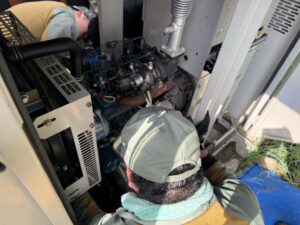 非常用発電機の専門会社 株式会社ロジエイティブ は、発電機・非常用発電機の エンジンがかからない、始動しない、あるいはすぐ止まるといったトラブルに迅速対応する 修理会社 です。これらの不具合の原因は、バッテリーや基板などの電気系統の故障、または燃料供給の不良などエンジン側の問題が多くを占めます。弊社は長年の経験と専門知識を活かし、正確な原因診断と適切な修理を行い、大切な非常用発電機を確実に復旧させます。