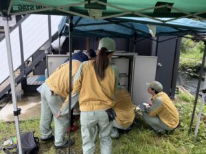 非常用発電機の専門会社 株式会社ロジエイティブ は、発電機・非常用発電機の エンジンがかからない、始動しない、あるいはすぐ止まるといったトラブルに迅速対応する 修理会社 です。これらの不具合の原因は、バッテリーや基板などの電気系統の故障、または燃料供給の不良などエンジン側の問題が多くを占めます。弊社は長年の経験と専門知識を活かし、正確な原因診断と適切な修理を行い、大切な非常用発電機を確実に復旧させます