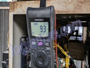 1998年製の松下電器製非常用発電機の修理事例をご紹介。メーカー撤退により部品供給が終了した充電器故障を、電装基板修理で復旧しました。生産終了した非常用発電機の修理でお困りの方はご相談ください。