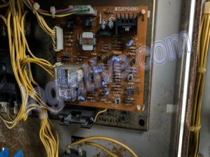 1998年製の松下電器製非常用発電機の修理事例をご紹介。メーカー撤退により部品供給が終了した充電器故障を、電装基板修理で復旧しました。生産終了した非常用発電機の修理でお困りの方はご相談ください。