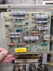 古い非常用発電機を使い続けると、停電時の始動不良や部品供給終了による修理不能などのリスクがあります。更新時期の目安や故障リスク、修理と更新の判断ポイントを専門業者がわかりやすく解説します。