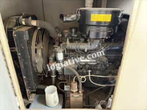 岐阜県飛騨市の特別養護老人ホームで実施した非常用発電機更新工事の施工事例をご紹介。始動不良の原因調査から修理・更新の比較提案、消防協議、相見積を経て受注した経緯まで、専門会社ならではの対応を詳しく解説します。