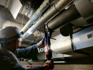 既存設備が密集する発電機室内での煙道・付帯設備改修