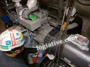 築40年・50年を超える既存ビルの非常用発電機更新。搬入経路が狭い、地下機械室から搬出できない、メーカーに更新を断られた場合も、出力算定・消防協議・分解搬入・付帯工事まで専門会社が対応します。「分解した非常用発電機の重量部品の組付け作業」
